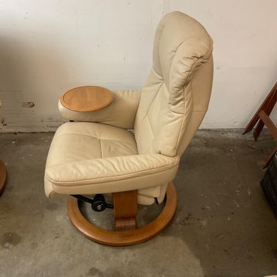1020 Ekornes Stressless Cream Leather Recliner with Ottoman & Swivel Tray (Hers)