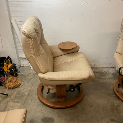 1018 Ekornes Stressless Cream Leather Recliner with Ottoman & Swivel Tray (His)