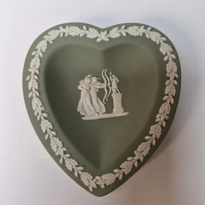 LOT 363L: Wedgwood Green Jasperware Four Suits Trinket Dish/Ashtray Set