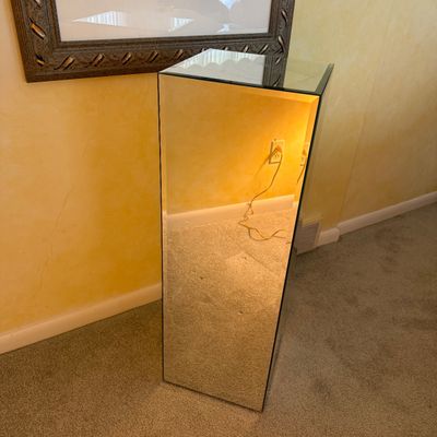 Mirrored Pedestal (LR-BM)