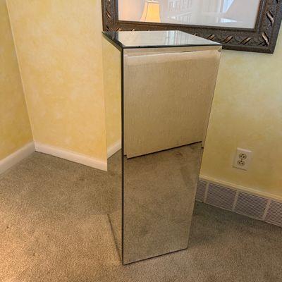 Mirrored Pedestal (LR-BM)