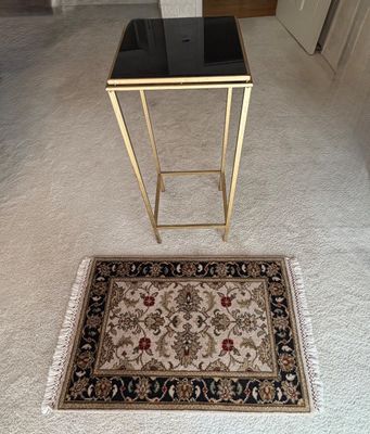 Gold and Black Glass Stand and Oriental Accent Throw Rug (MBB-BC)
