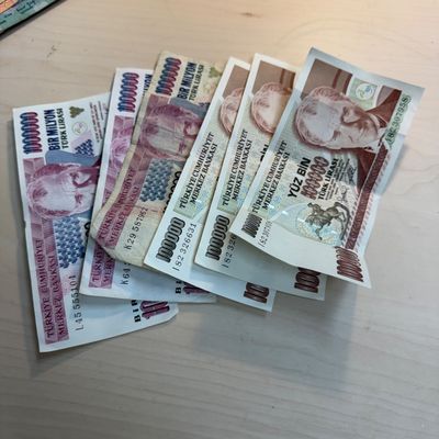International Currencies (ST-BM)
