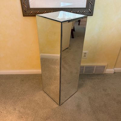 Mirrored Pedestal (LR-BM)
