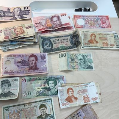 International Currencies (ST-BM)