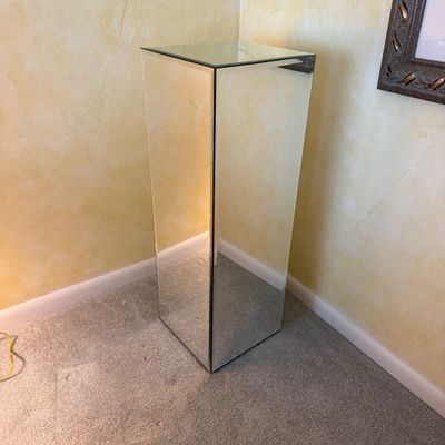 Mirrored Pedestal (LR-BM)