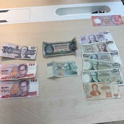 International Currencies (ST-BM)