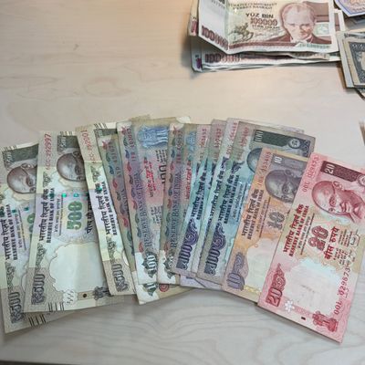 International Currencies (ST-BM)