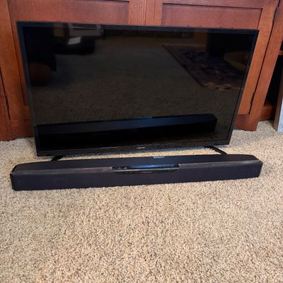 Samsung 32” TV & Insignia Soundbar (LR-MG)