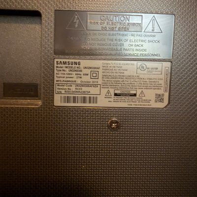Samsung 32” TV & Insignia Soundbar (LR-MG)