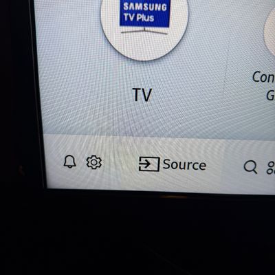 Samsung 32” TV & Insignia Soundbar (LR-MG)