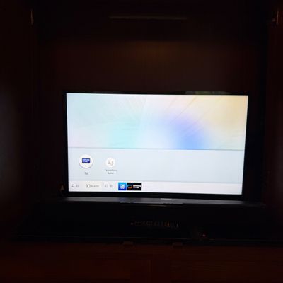 Samsung 32” TV & Insignia Soundbar (LR-MG)