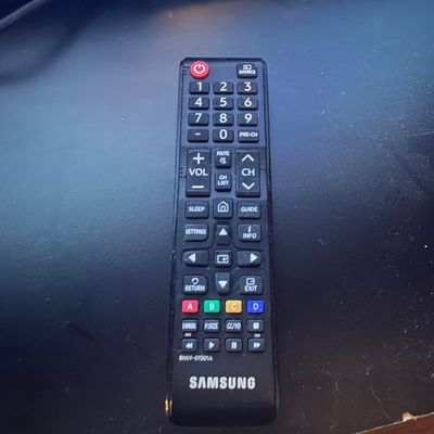Samsung 32” TV & Insignia Soundbar (LR-MG)