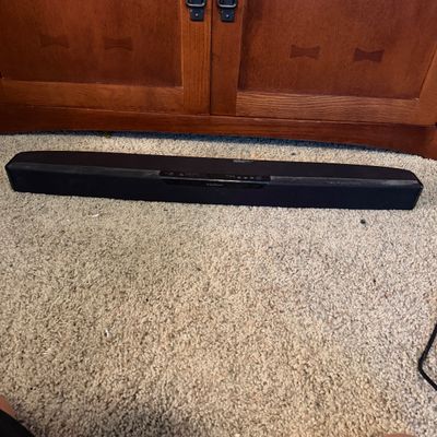 Samsung 32” TV & Insignia Soundbar (LR-MG)