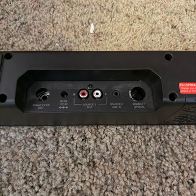 Samsung 32” TV & Insignia Soundbar (LR-MG)