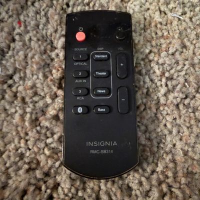 Samsung 32” TV & Insignia Soundbar (LR-MG)