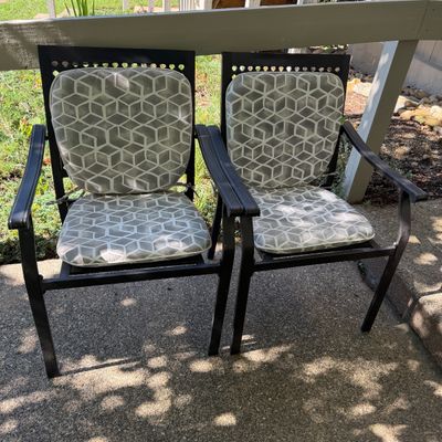 Two Aluminum Chairs & Table (H-MG)