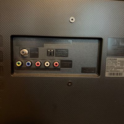 Samsung 32” TV & Insignia Soundbar (LR-MG)