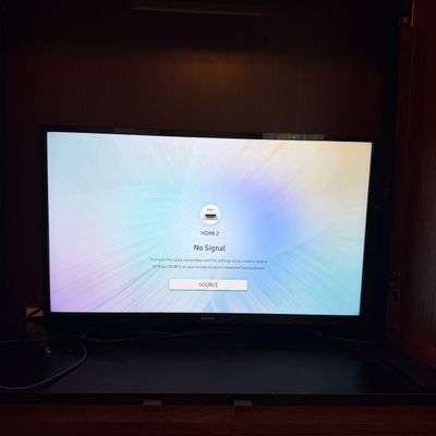 Samsung 32” TV & Insignia Soundbar (LR-MG)