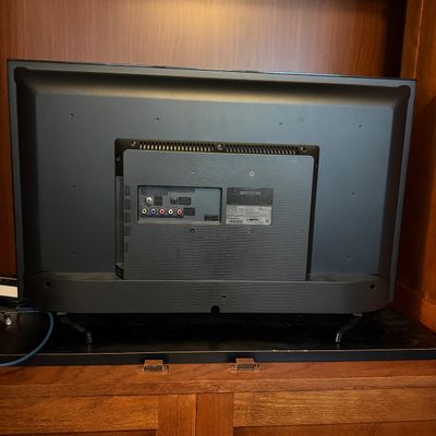 Samsung 32” TV & Insignia Soundbar (LR-MG)