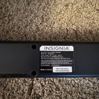 Samsung 32” TV & Insignia Soundbar (LR-MG)