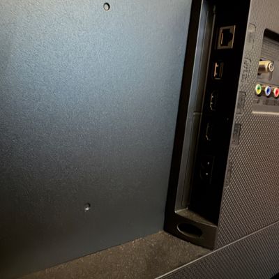 Samsung 32” TV & Insignia Soundbar (LR-MG)