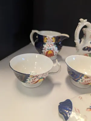 Gaudy Welsh British Pottery Bone China Tulip Pattern