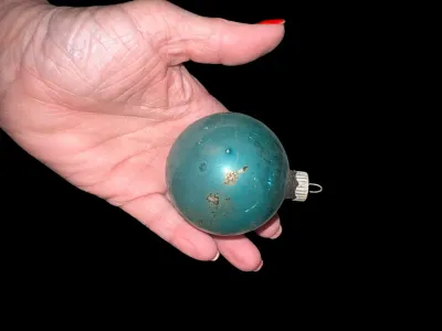 Sale Photo Thumbnail #123: Vintage set of five Shiny Brite glass Christmas ball ornaments in their original "Shiny Brite" box. These American-made ornaments feature a beautiful teal blue mercury glass finish with ribbed metal caps and are perfect for mid-century Christmas decoratin