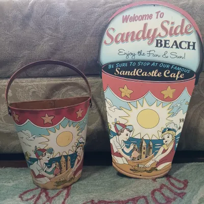 LOT 144: Beach-Themed Decor