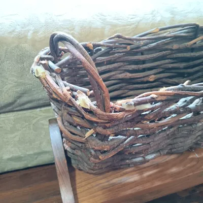 LOT 143: Primitive-Style Kitchen Decor