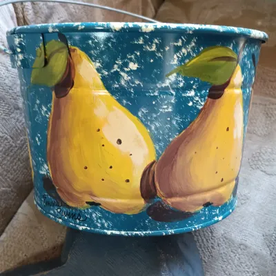 LOT 143: Primitive-Style Kitchen Decor