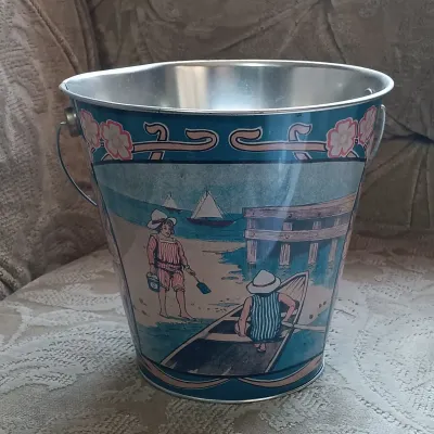 LOT 144: Beach-Themed Decor