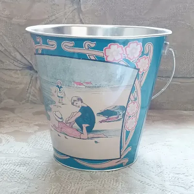 LOT 144: Beach-Themed Decor