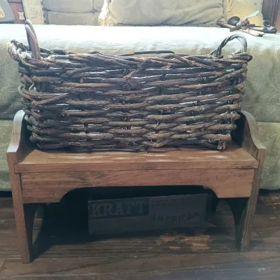 LOT 143: Primitive-Style Kitchen Decor