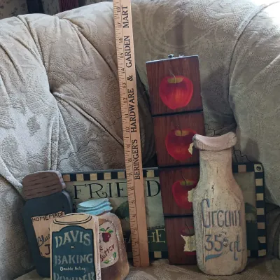 LOT 143: Primitive-Style Kitchen Decor