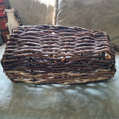 LOT 143: Primitive-Style Kitchen Decor