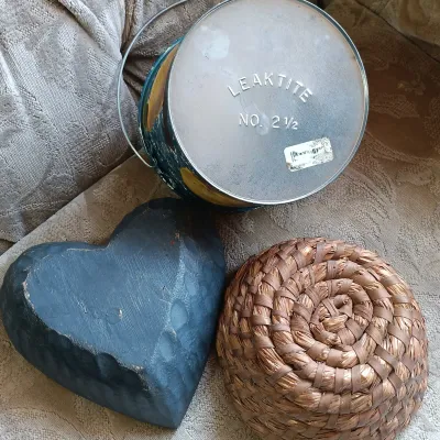 LOT 143: Primitive-Style Kitchen Decor