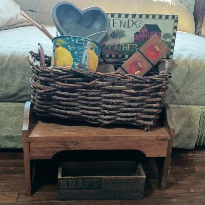 LOT 143: Primitive-Style Kitchen Decor