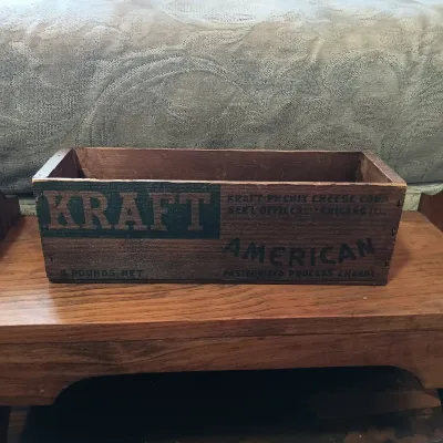 LOT 143: Primitive-Style Kitchen Decor