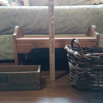 LOT 143: Primitive-Style Kitchen Decor