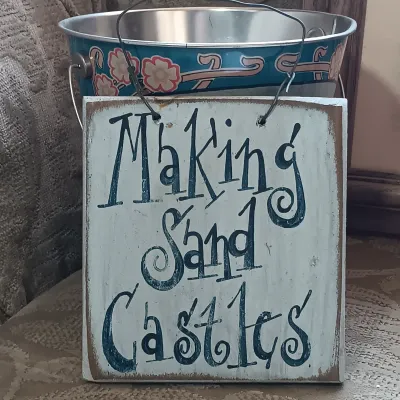 LOT 144: Beach-Themed Decor