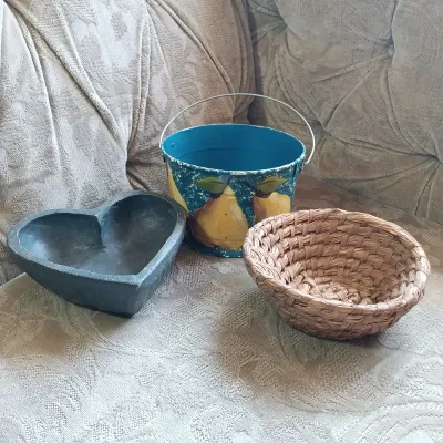 LOT 143: Primitive-Style Kitchen Decor