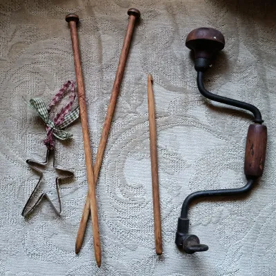 LOT 143: Primitive-Style Kitchen Decor