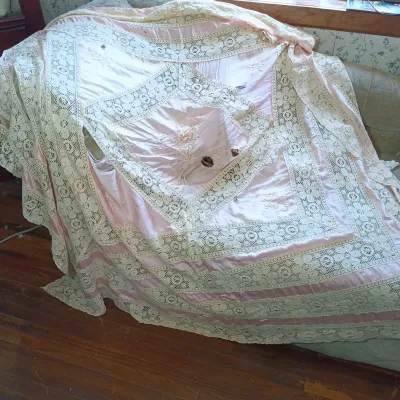 LOT 153: Vintique Tatting and Crocheted Doilies & More
