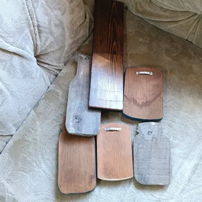 LOT 143: Primitive-Style Kitchen Decor