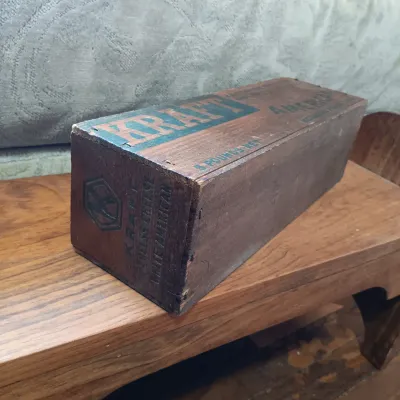LOT 143: Primitive-Style Kitchen Decor