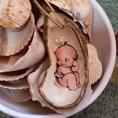 LOT 144: Beach-Themed Decor