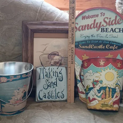 LOT 144: Beach-Themed Decor