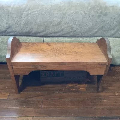 LOT 143: Primitive-Style Kitchen Decor