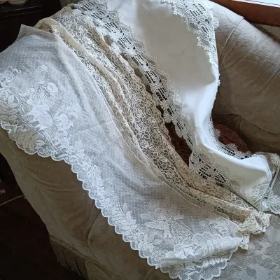 LOT 153: Vintique Tatting and Crocheted Doilies & More